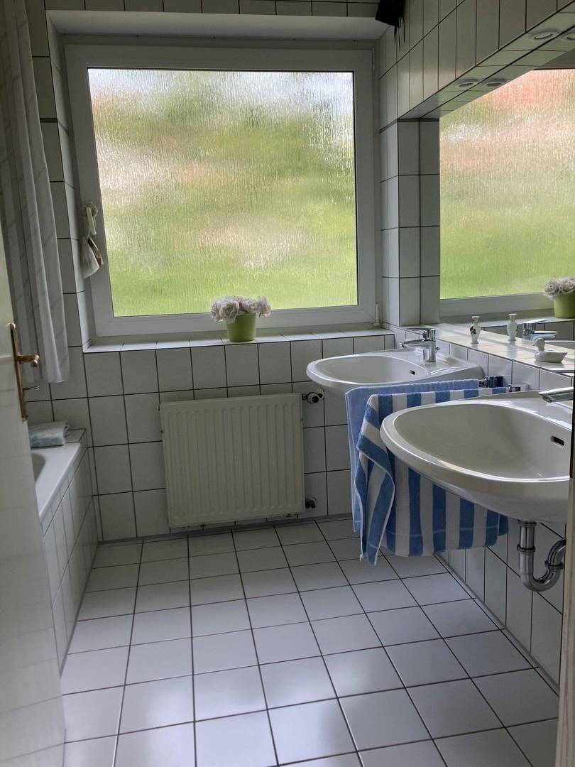 Bad mit Badewanne
