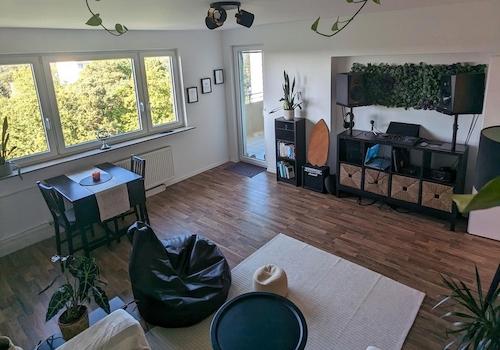 helles Wohnzimmer mit Balkonzu