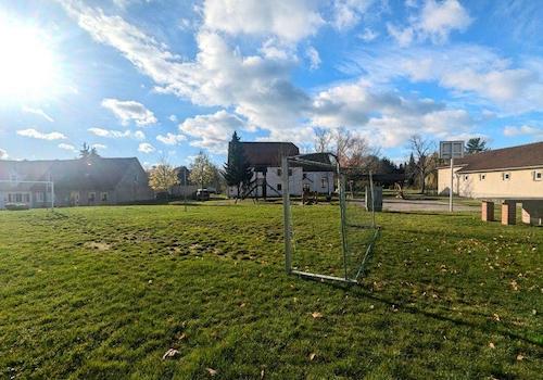 Sportplatz vor dem Haus