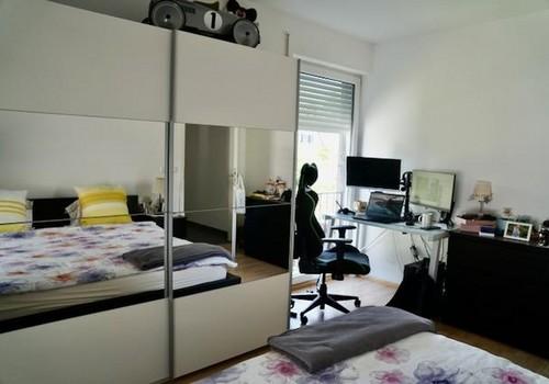 Schlafzimmer mit Arbeitsecke