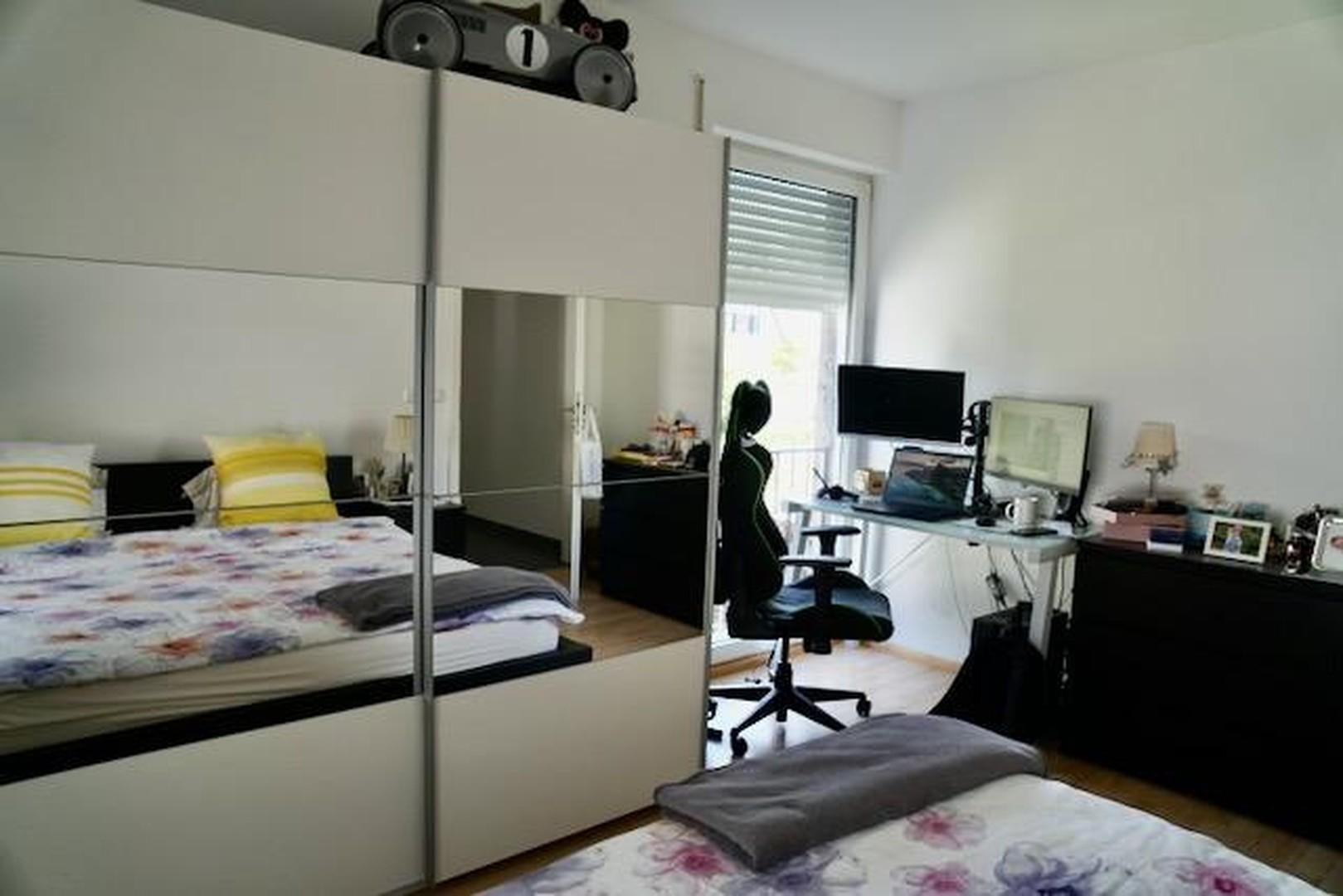 Schlafzimmer mit Arbeitsecke