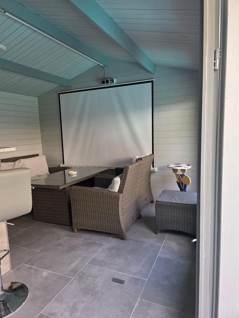 Leinwand im Gartenhaus
