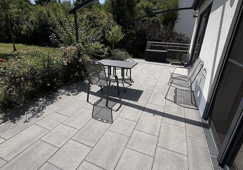 große Terrasse mit Markise