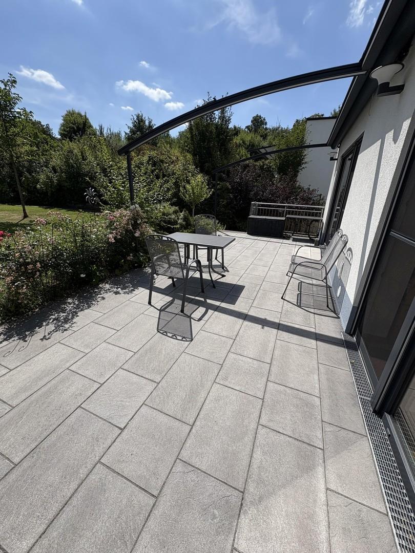 große Terrasse mit Markise
