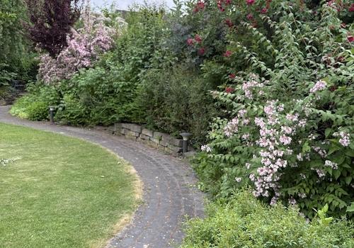 Weg in den hinteren Garten