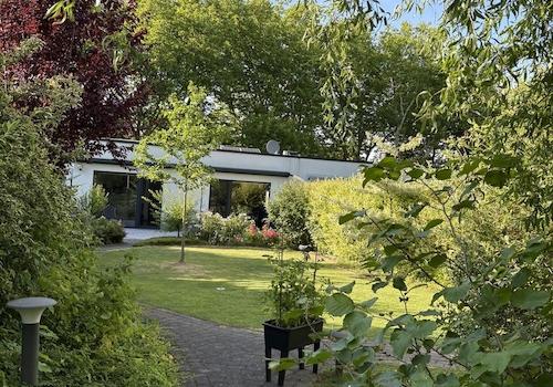 Blick vom Garten auf das Haus