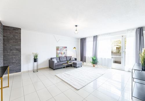 Geräumiges helles Wohnzimmer 