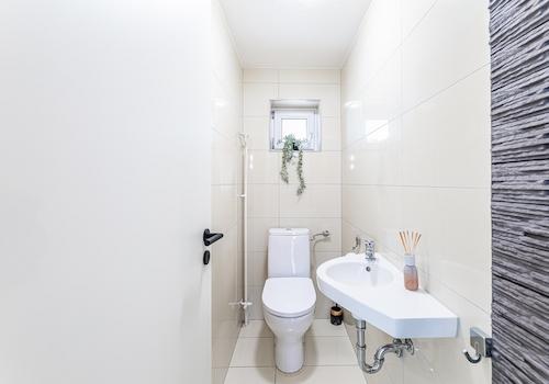 Separates WC mit Fenster