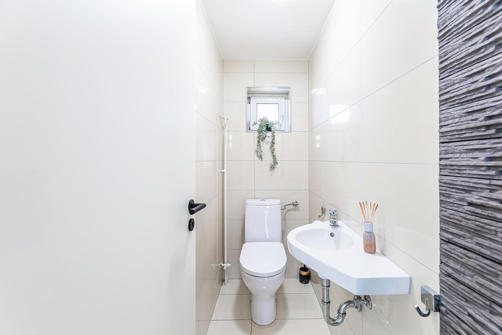 Separates WC mit Fenster