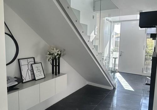 Flur mit gerader Treppe 