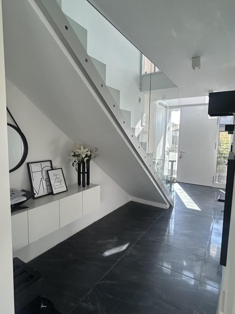 Flur mit gerader Treppe 