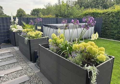 Gartenseite mit Beet und Pool