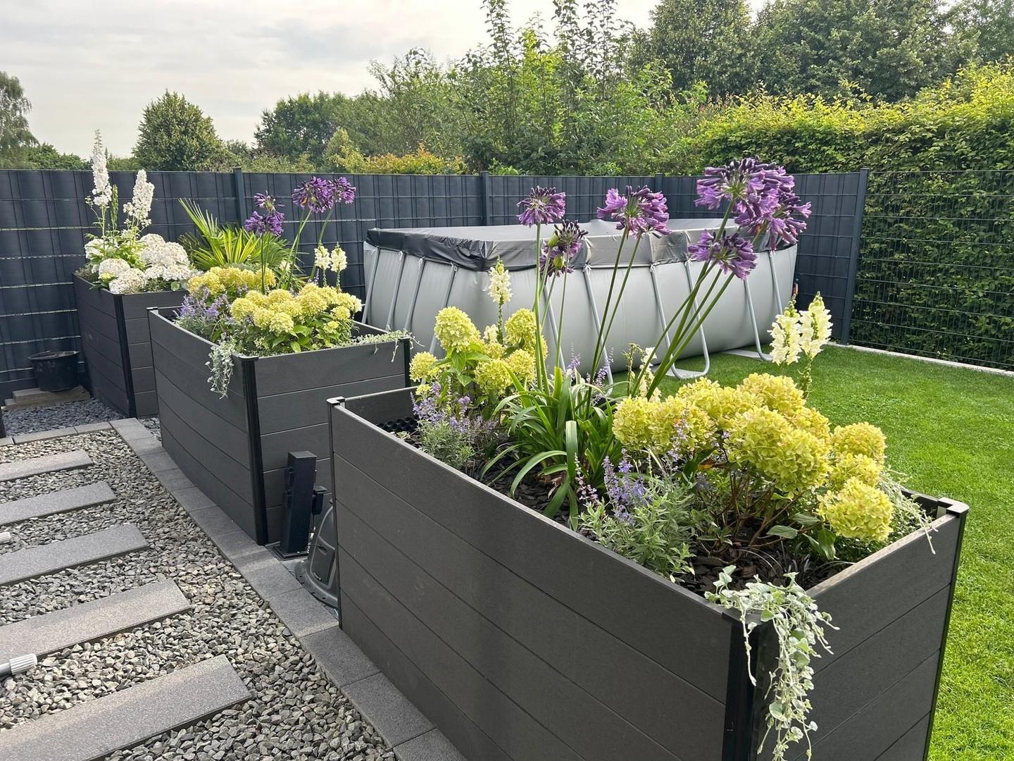 Gartenseite mit Beet und Pool