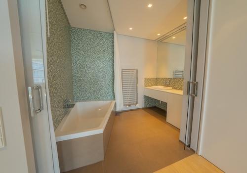 Bad en Suite mit Badewanne