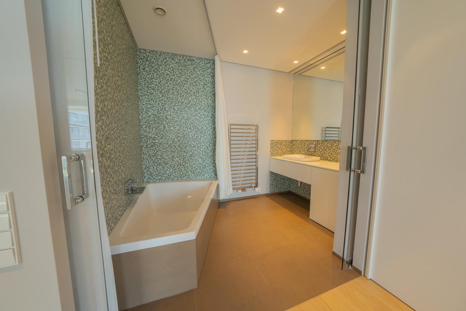 Bad en Suite mit Badewanne