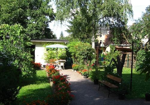 Garten mit Fahrradschuppen