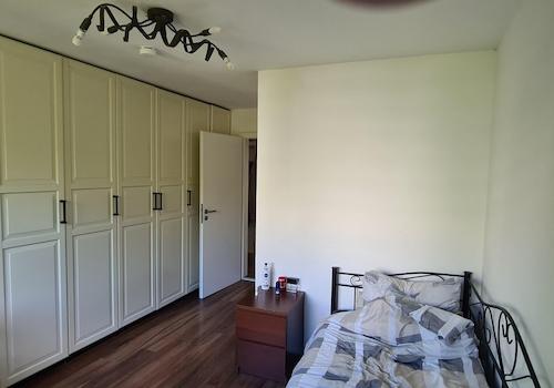 Schlafzimmer mit Mobiliar