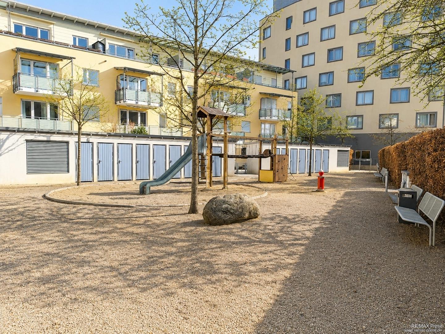 Hofansicht mit Gerätehäuschen