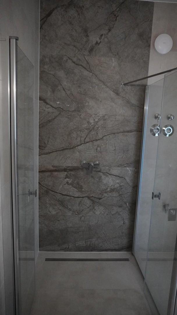 Dusche mit Designerfliesen
