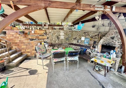 überdachte Terrasse mit Grillofen