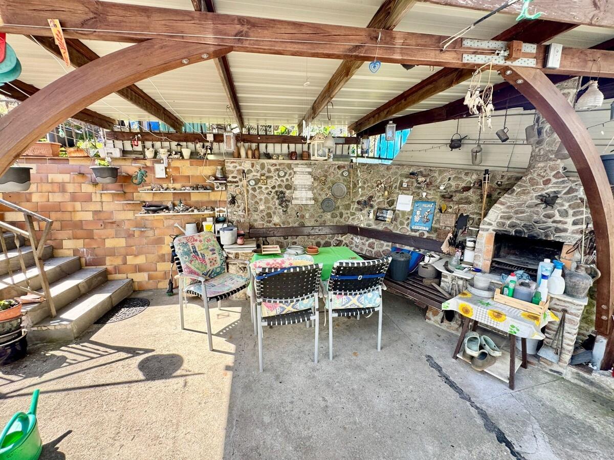 überdachte Terrasse mit Grillofen