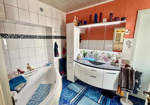 Bad mit Wanne