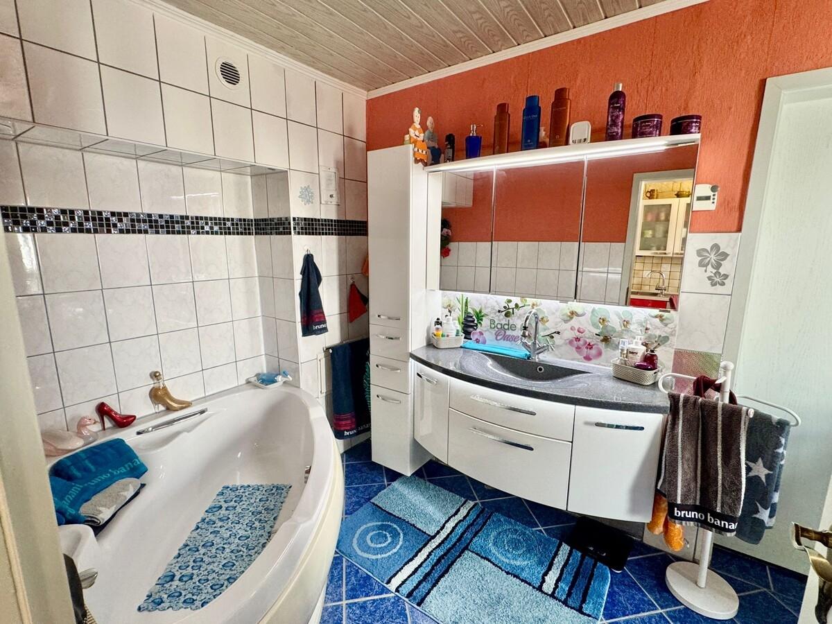 Bad mit Wanne