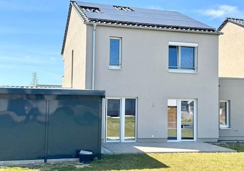 Hausansicht vom Grundstück