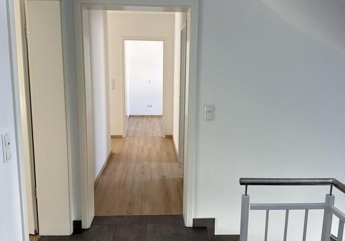 Flur DG Blick Wohnungseingang