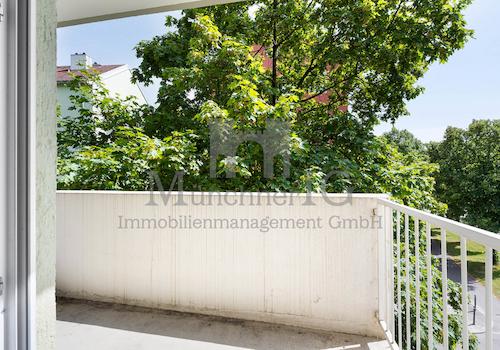 Süd-Balkon zur Seitenstraße