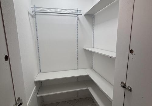 Abstellraum/begehbarer Schrank