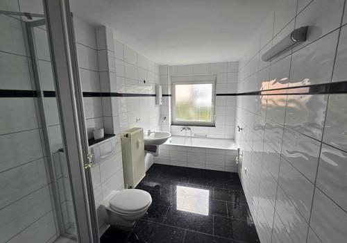 Bad mit Dusche Wanne, Fenster