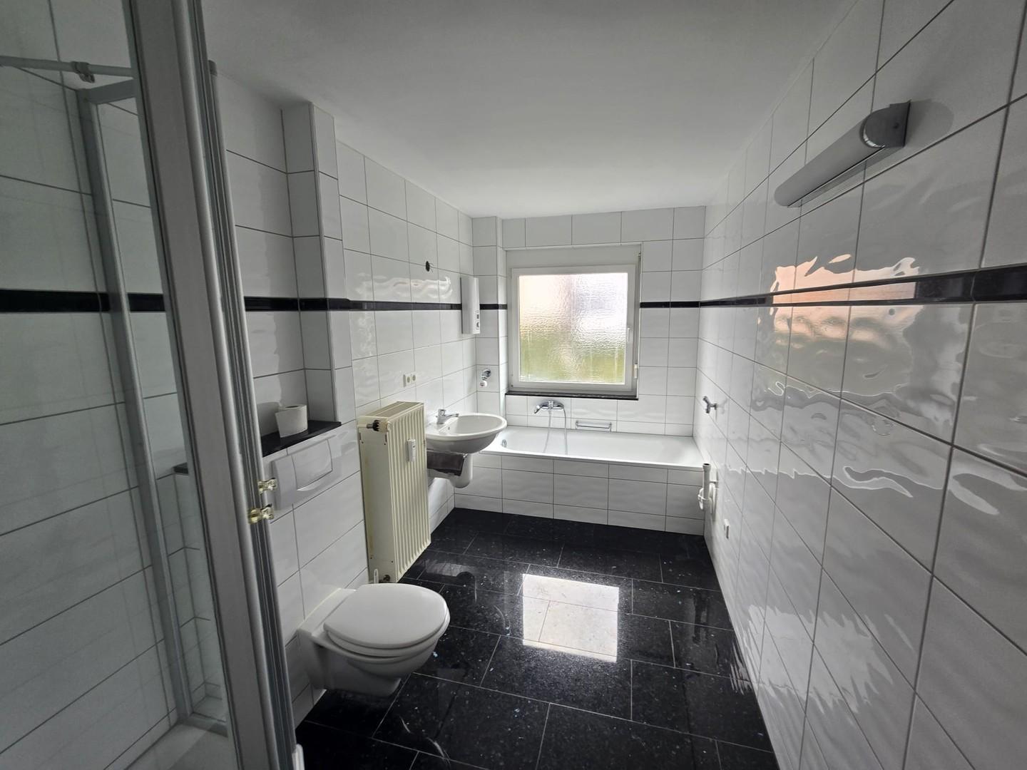 Bad mit Dusche Wanne, Fenster