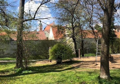 Parkanlage gegenüber
