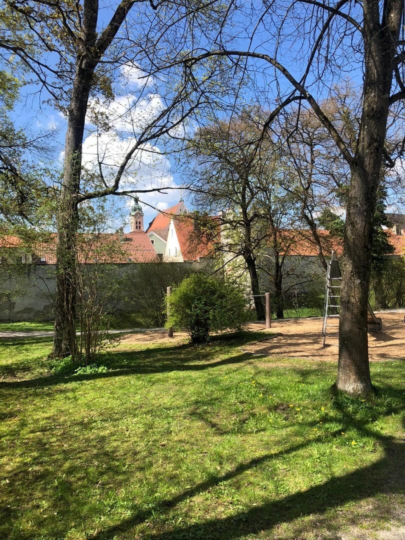 Parkanlage gegenüber