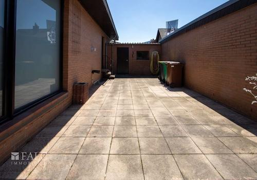 seitliche Terrasse