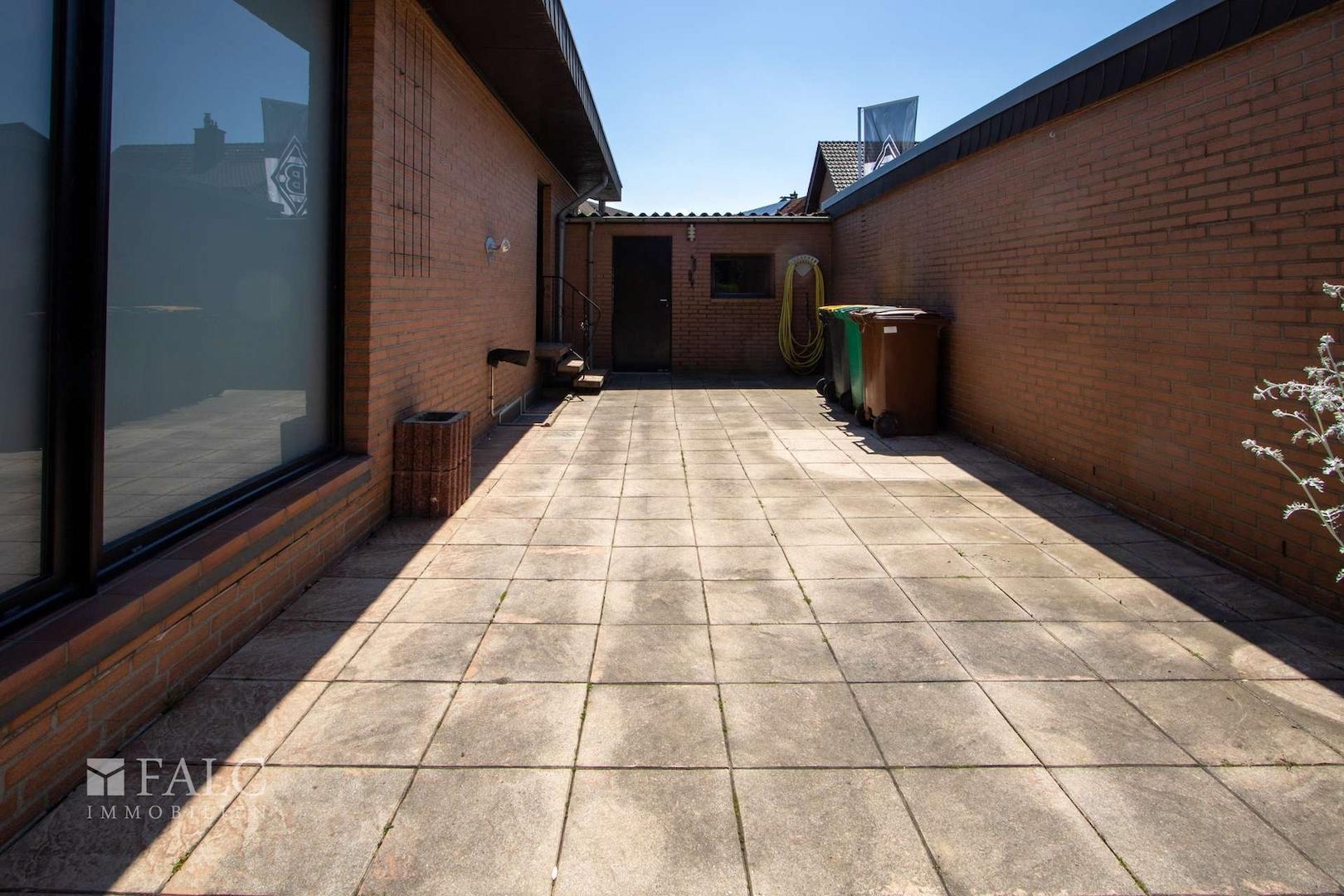 seitliche Terrasse