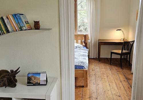 Blick ins gelbe Schlafzimmer 