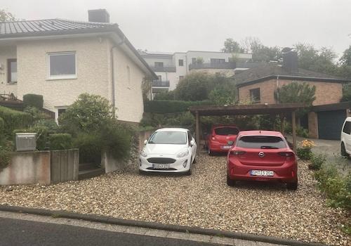 Große Einfahrt mit Carport