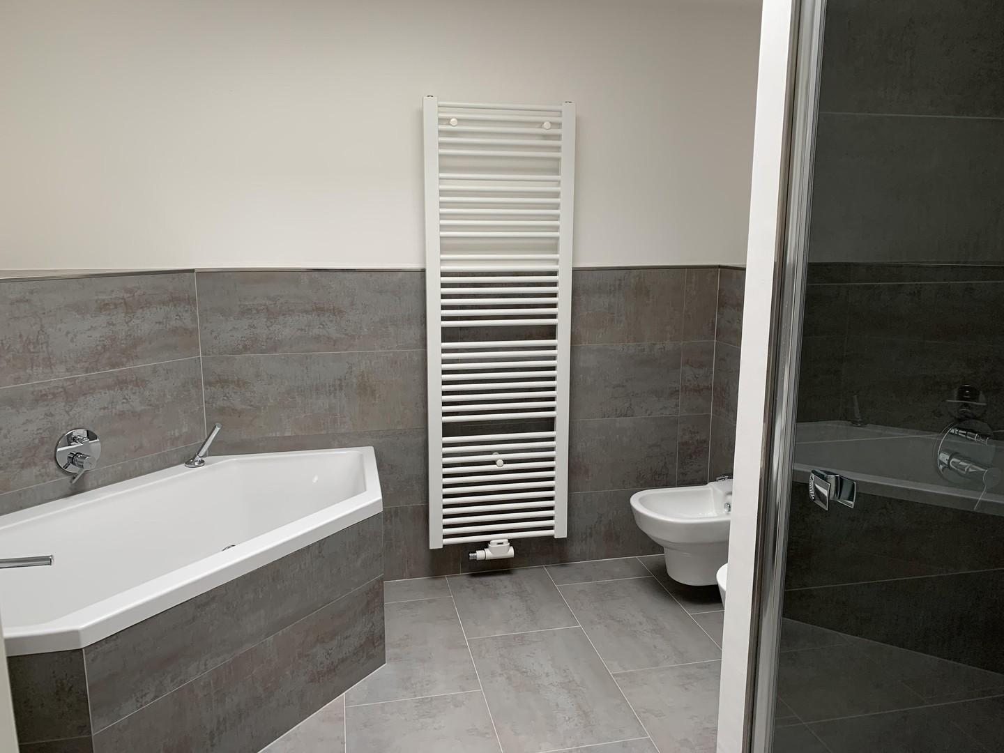 BZ mit  Badewanne und Dusche