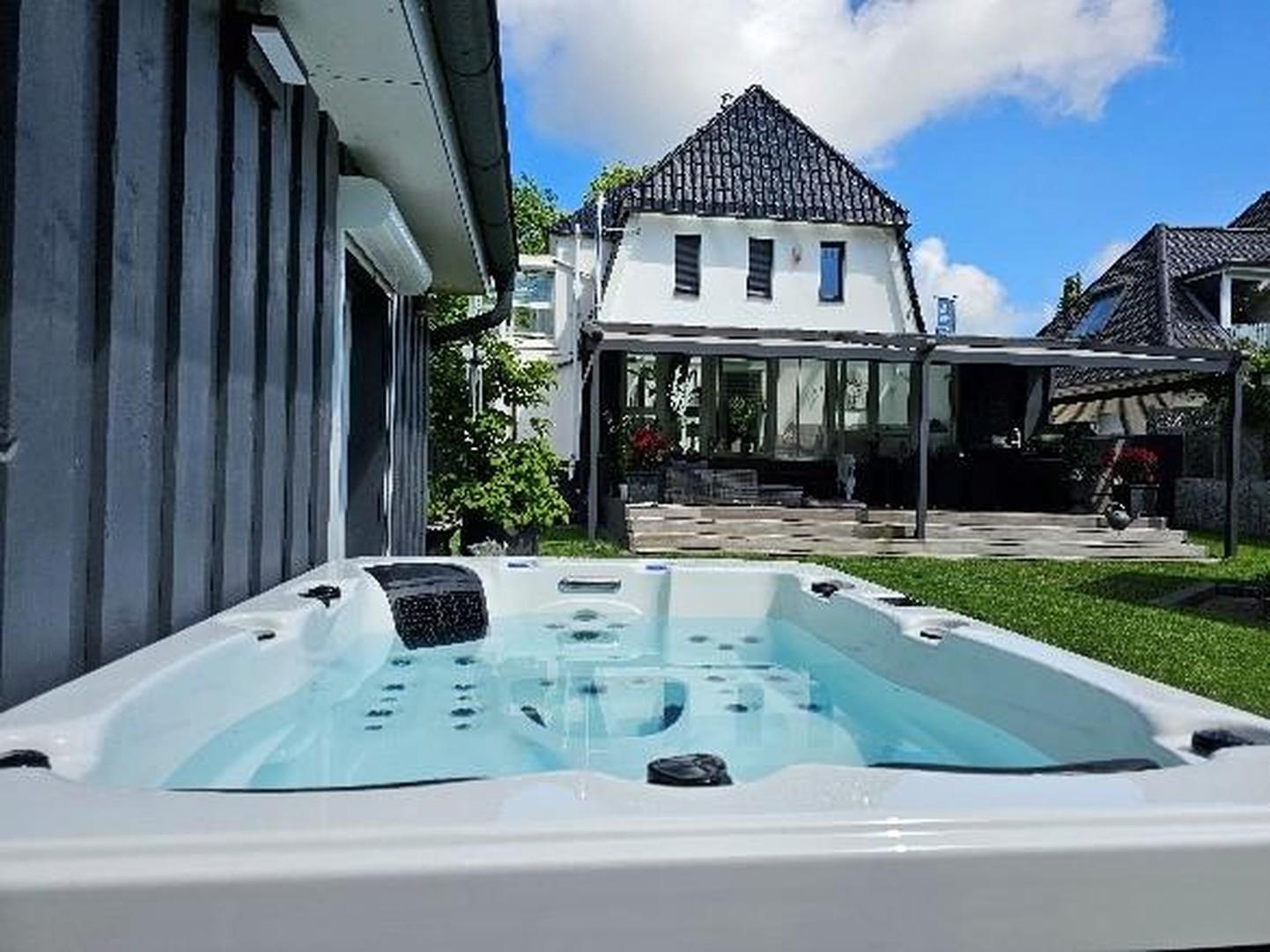 Terrasse vom Pool aus