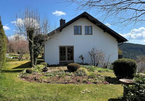 Westseite mit Garten
