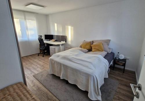 Schlafzimmer m. Arbeitsplatz