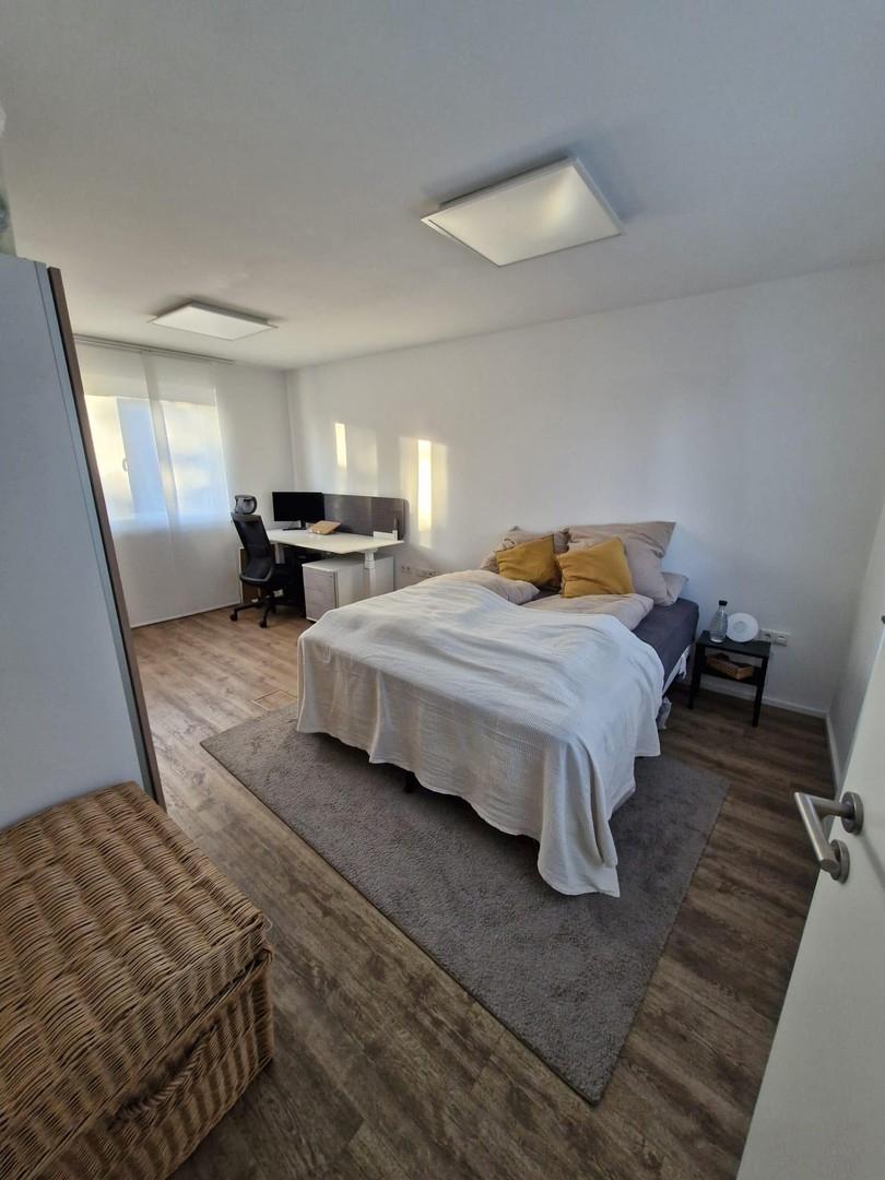 Schlafzimmer m. Arbeitsplatz