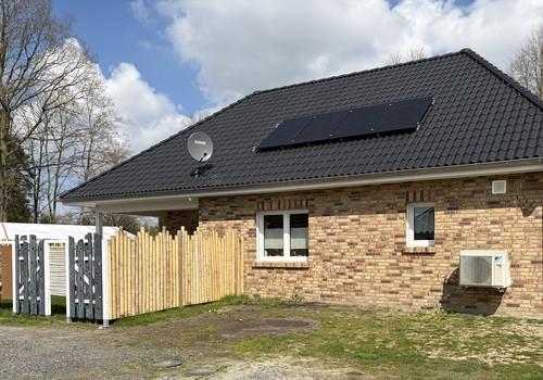 Südansicht mit 2 Stellplätzen