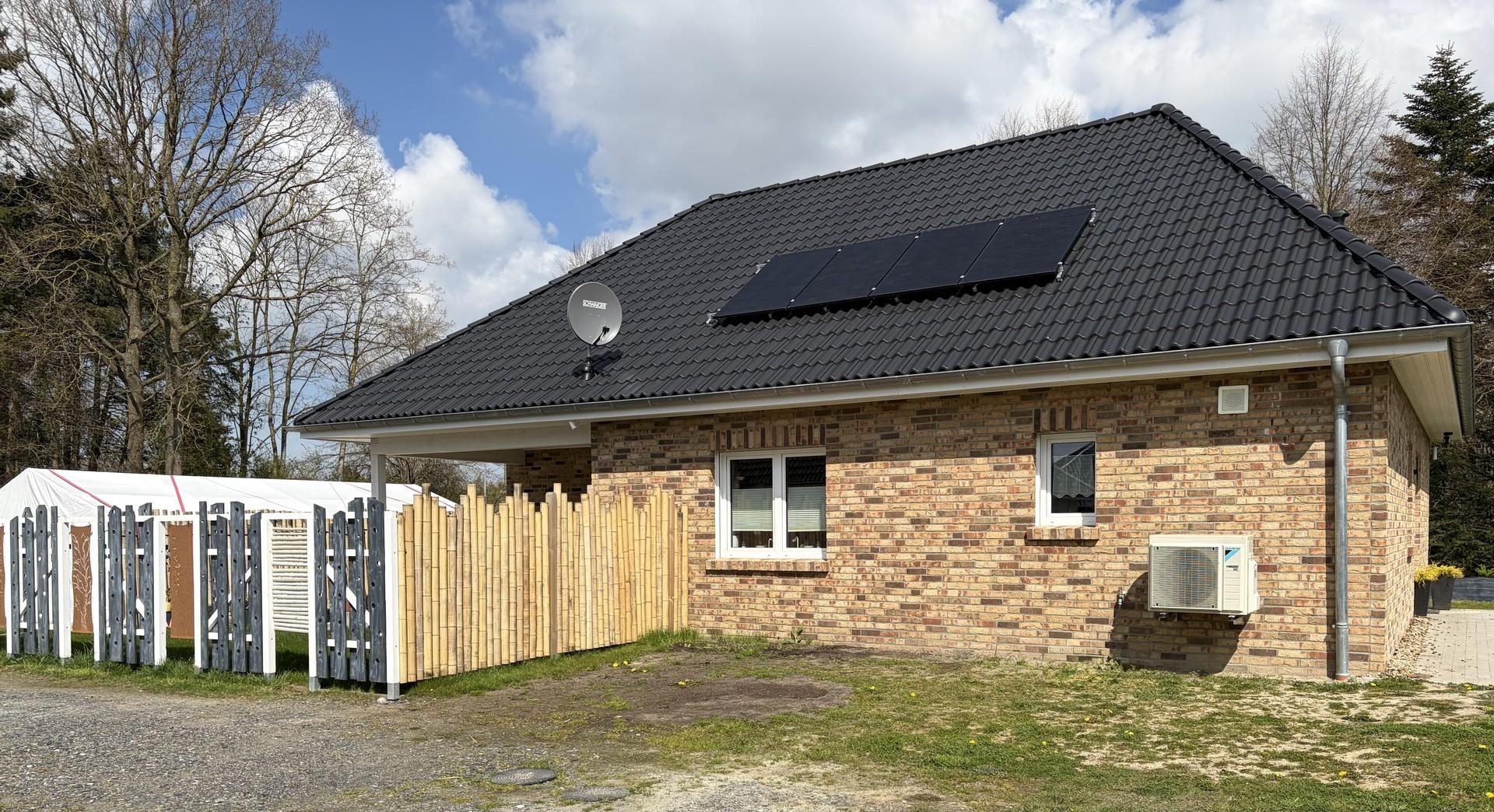 Südansicht mit 2 Stellplätzen