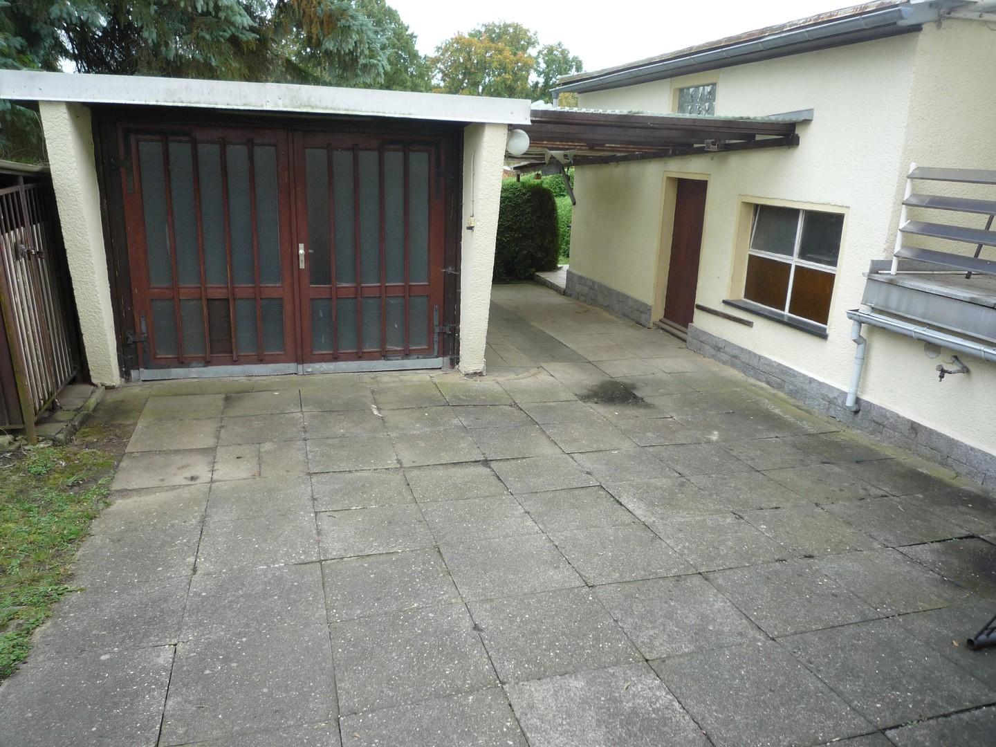 Garage und Hofbereich
