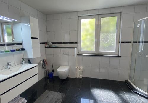 Badezimmer mit Dusche und Badewanne