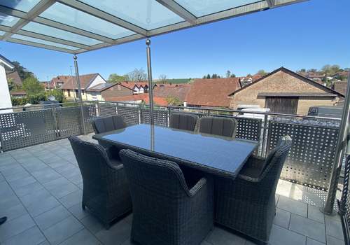 Großzügige, überdachte Terrasse