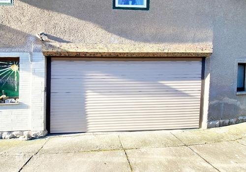 Garage mit Rolltor elektrisch